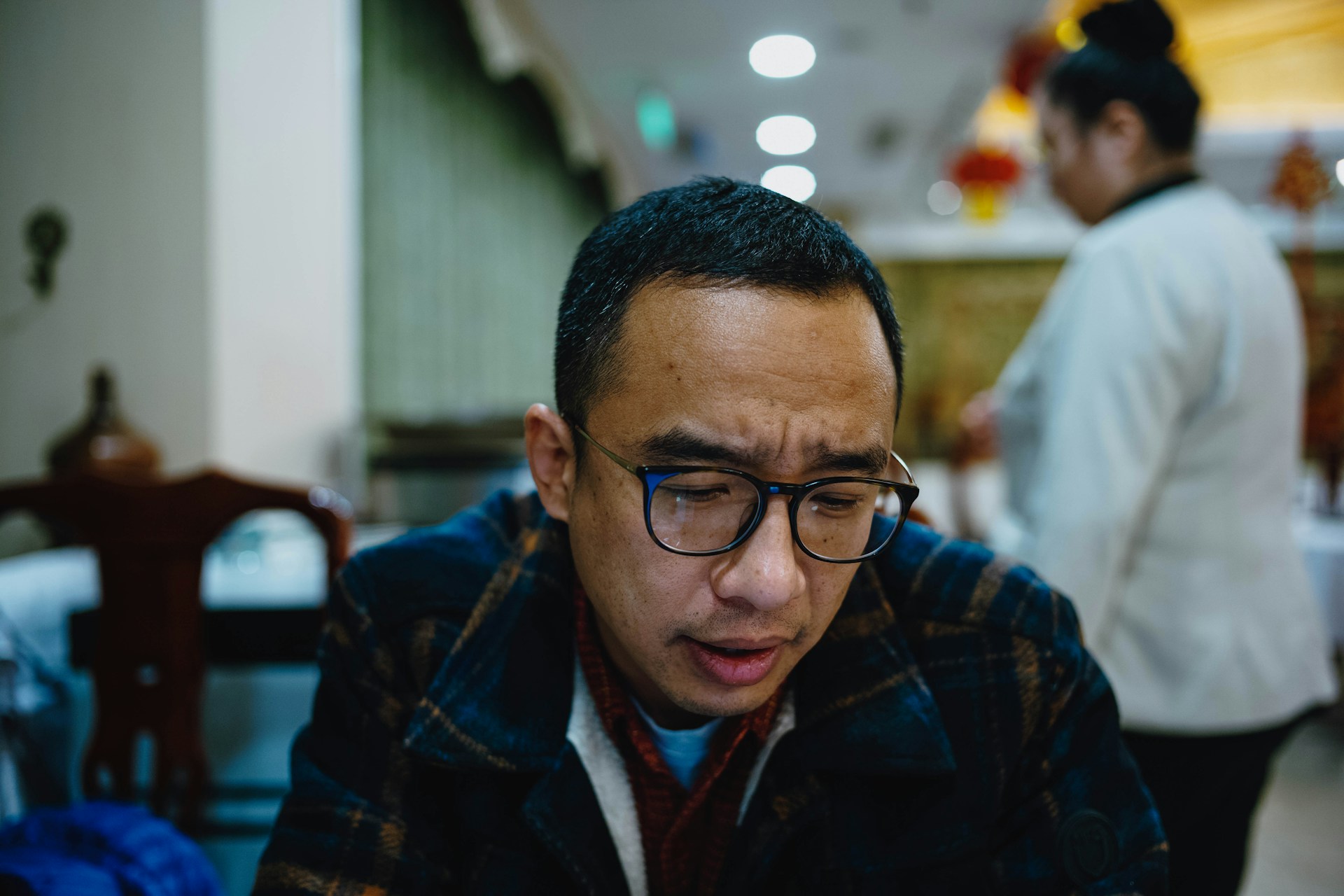 tommao-wang-g7AslJ-Yik4-unsplash man worried about hidden costs in renovation